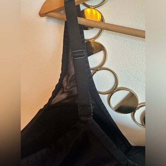 SOLD- Victorias Secret Sports Bra 36DD Wire free Lightweight Black Switch Straps - Picture 8 of 10